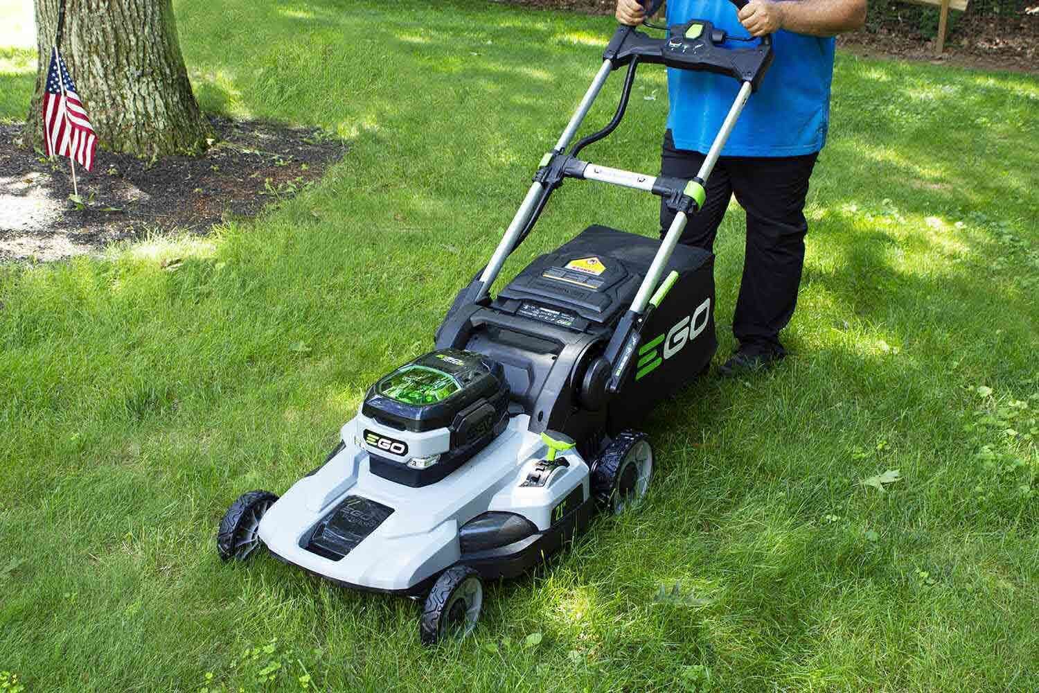 Leise Akku-Gartentechnik von Husqvarna im Einsatz
